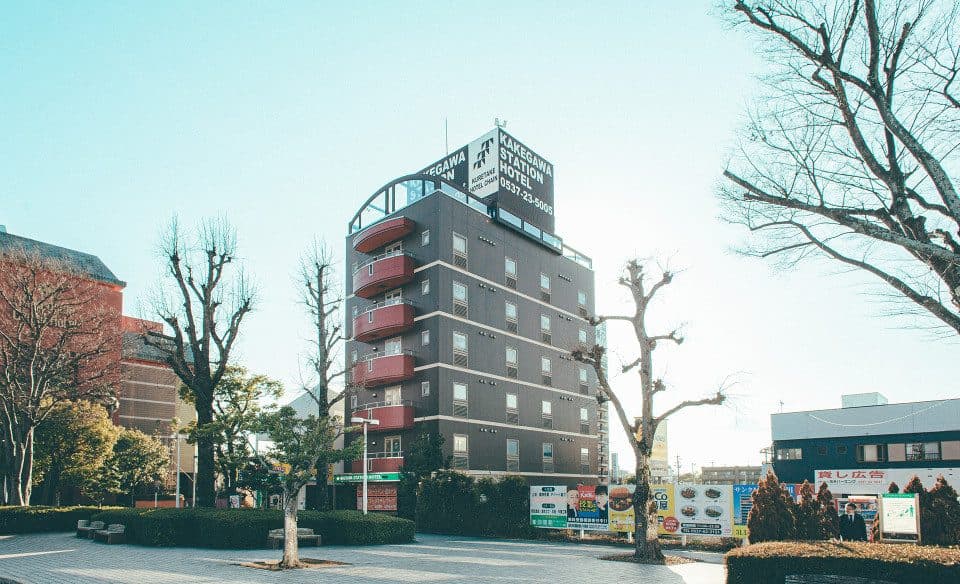 紧邻车站南口