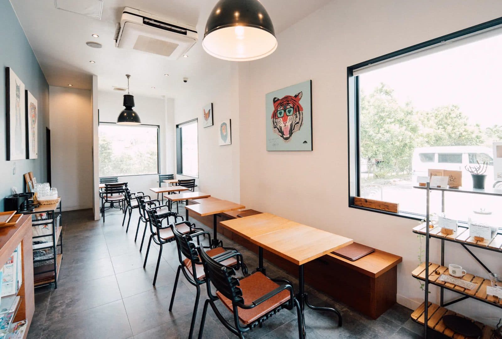 Cafe and burger shop on site