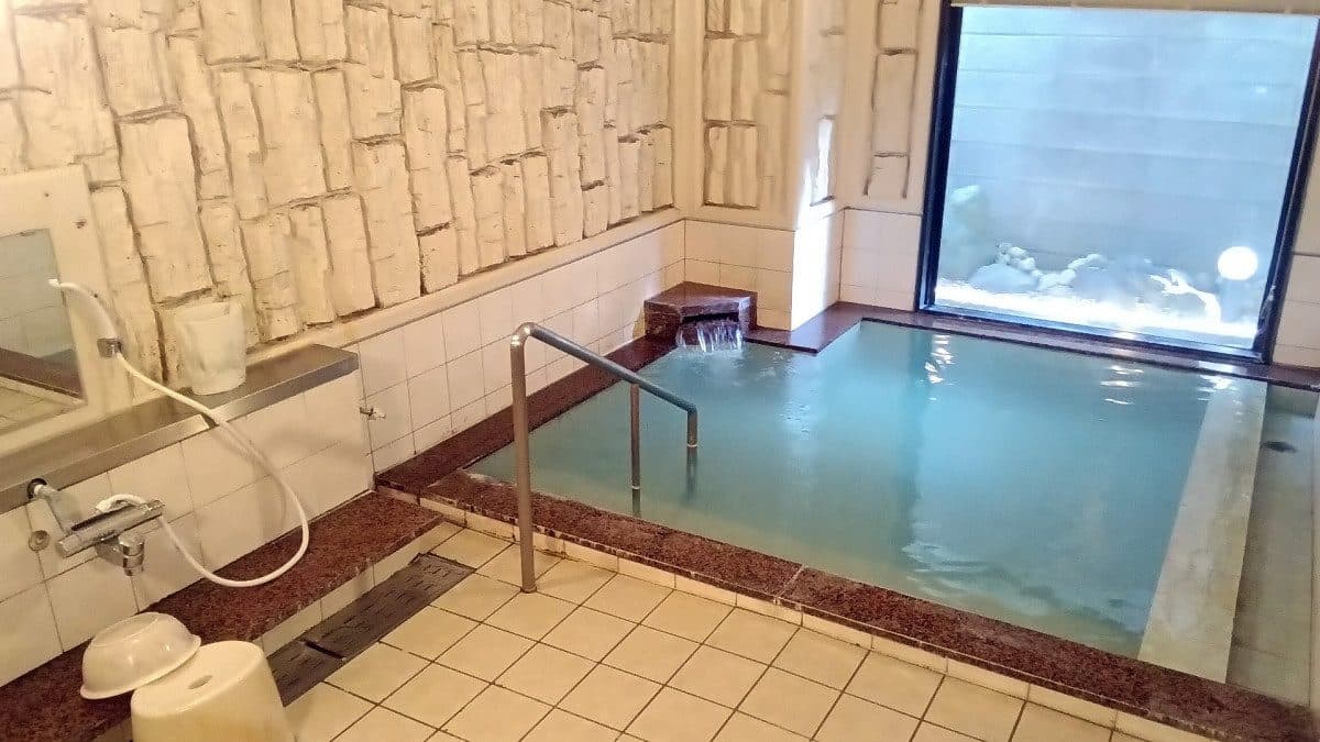Artificial hot-spring bath