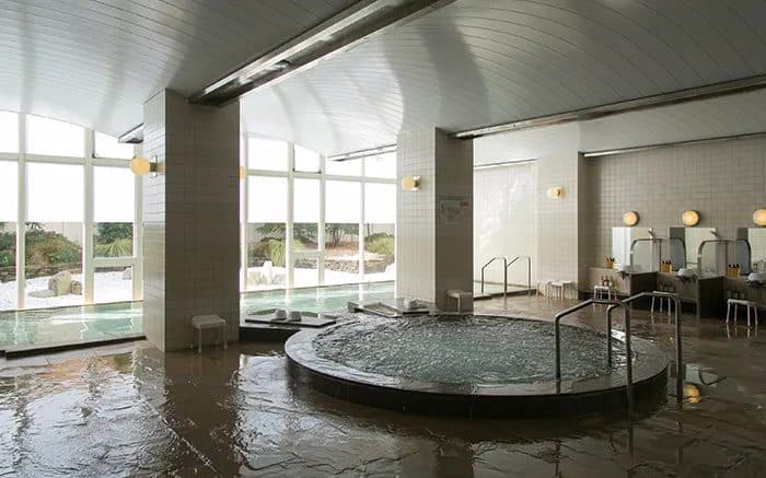 Guests-only large bath