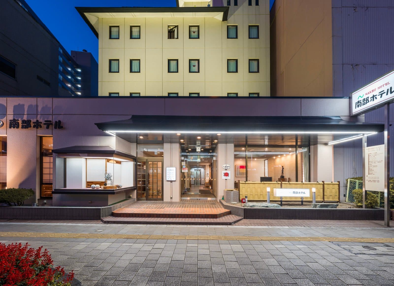역 서쪽 출구 1분