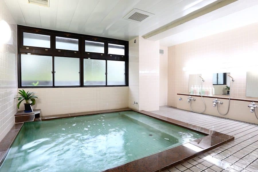 Large bath & ski school