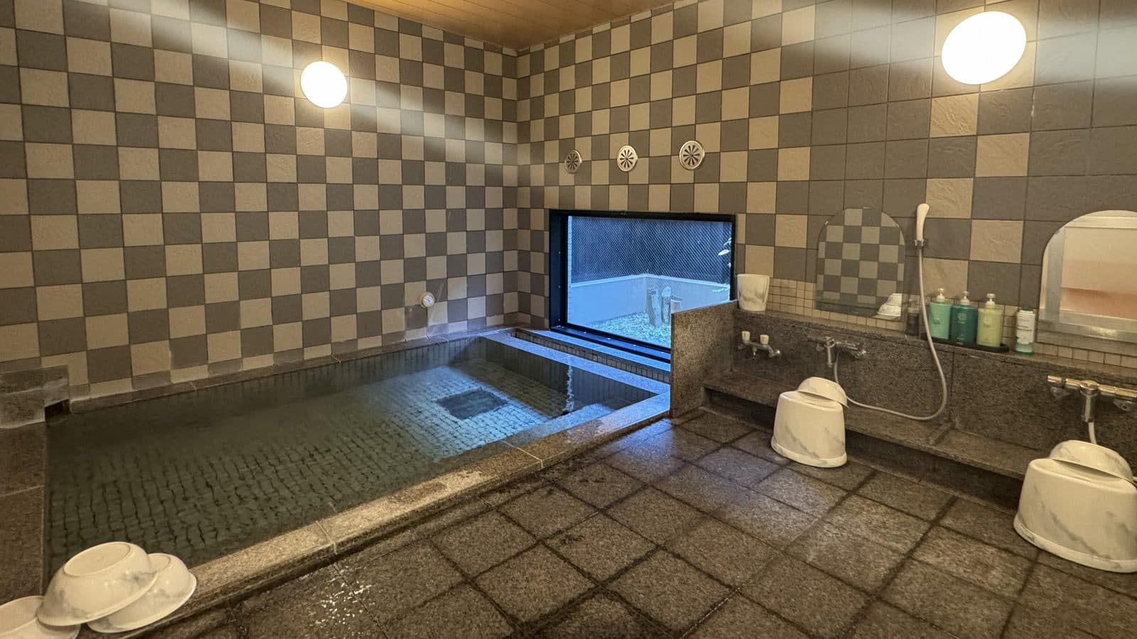 镭人工温泉大浴场