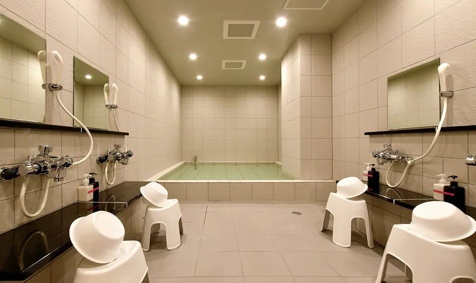 Large bath for male guests