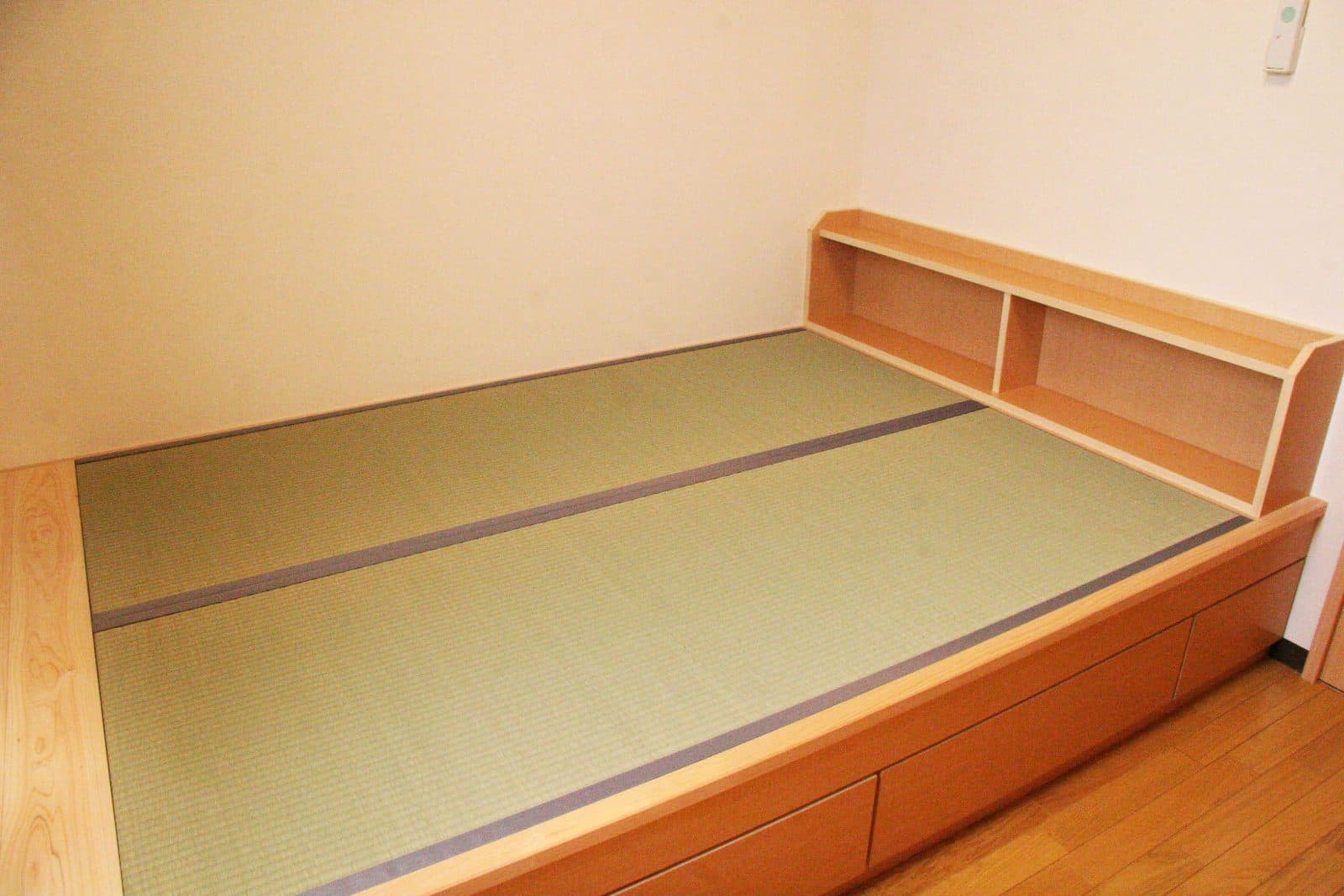 Tatami-mattress beds