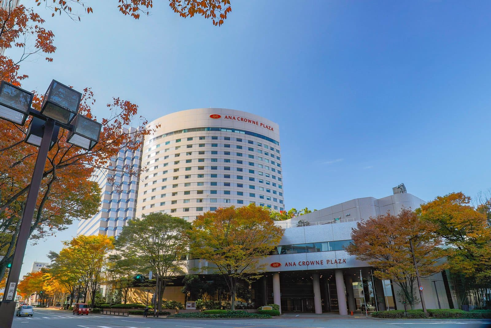역 동쪽 출구 바로 옆