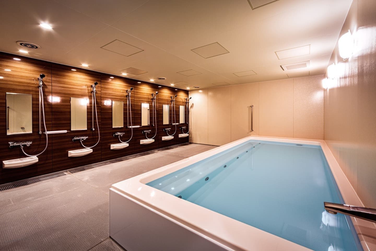 4th-floor bath & sauna