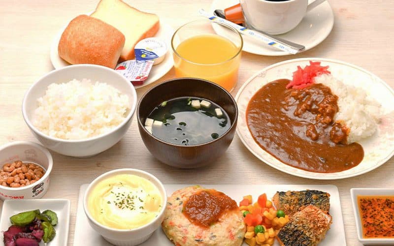 아침 카레가 있는 조식