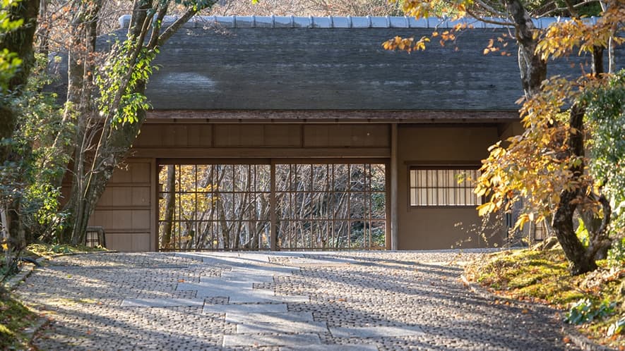A thatched nagayamon gate and a garden stroll