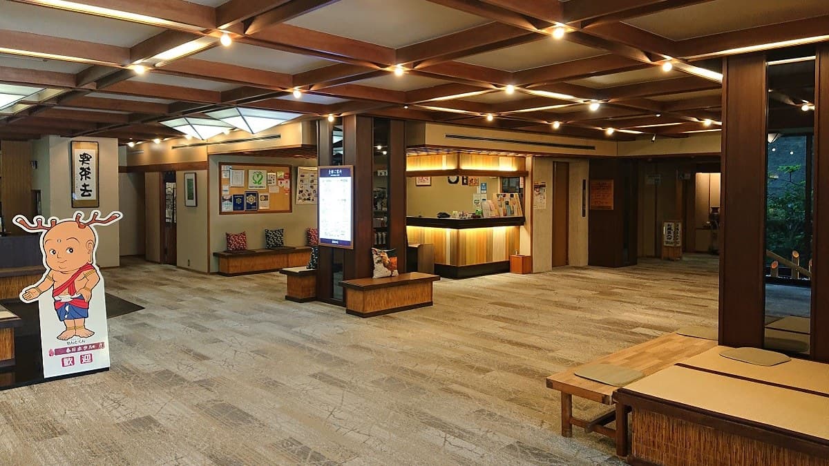 Lobby, Shop, and Amenities