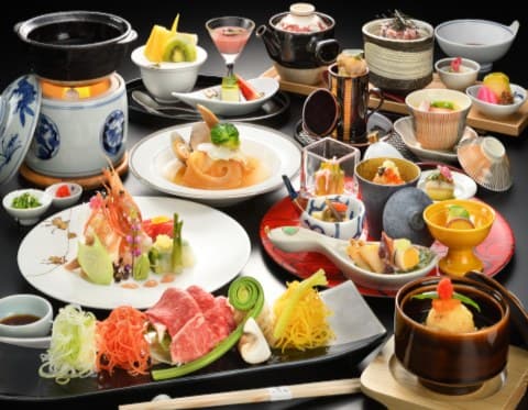 A Double Main of Kuroge Wagyu and Seasonal Fish