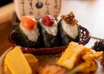 1층 오무스비 카페 TABIMUSUBI