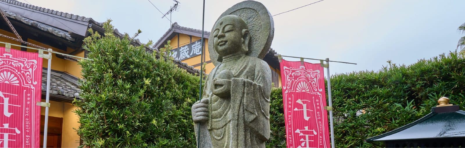 在地藏菩萨前祈愿