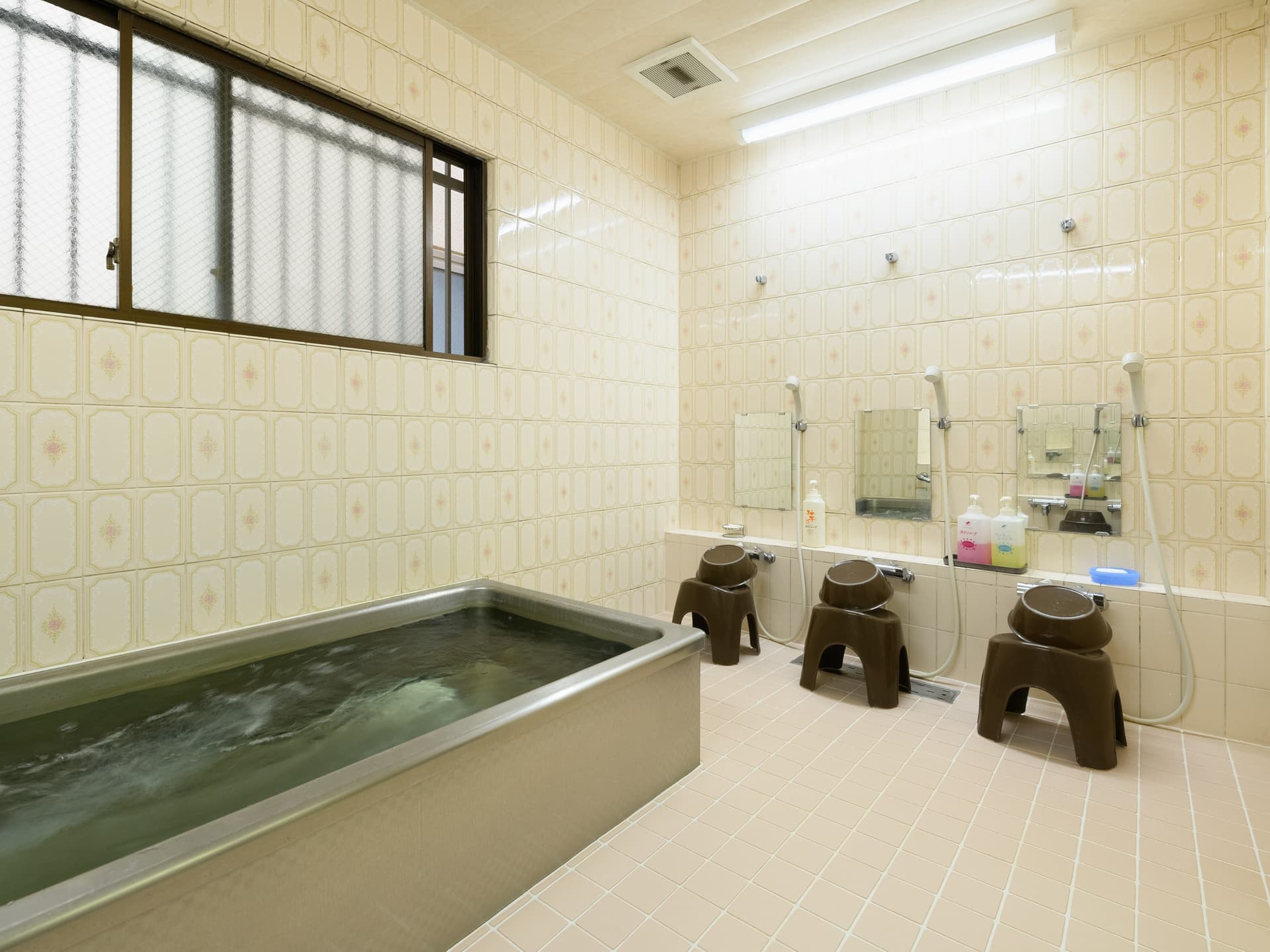 A Shared Grand Bath for Men and Women