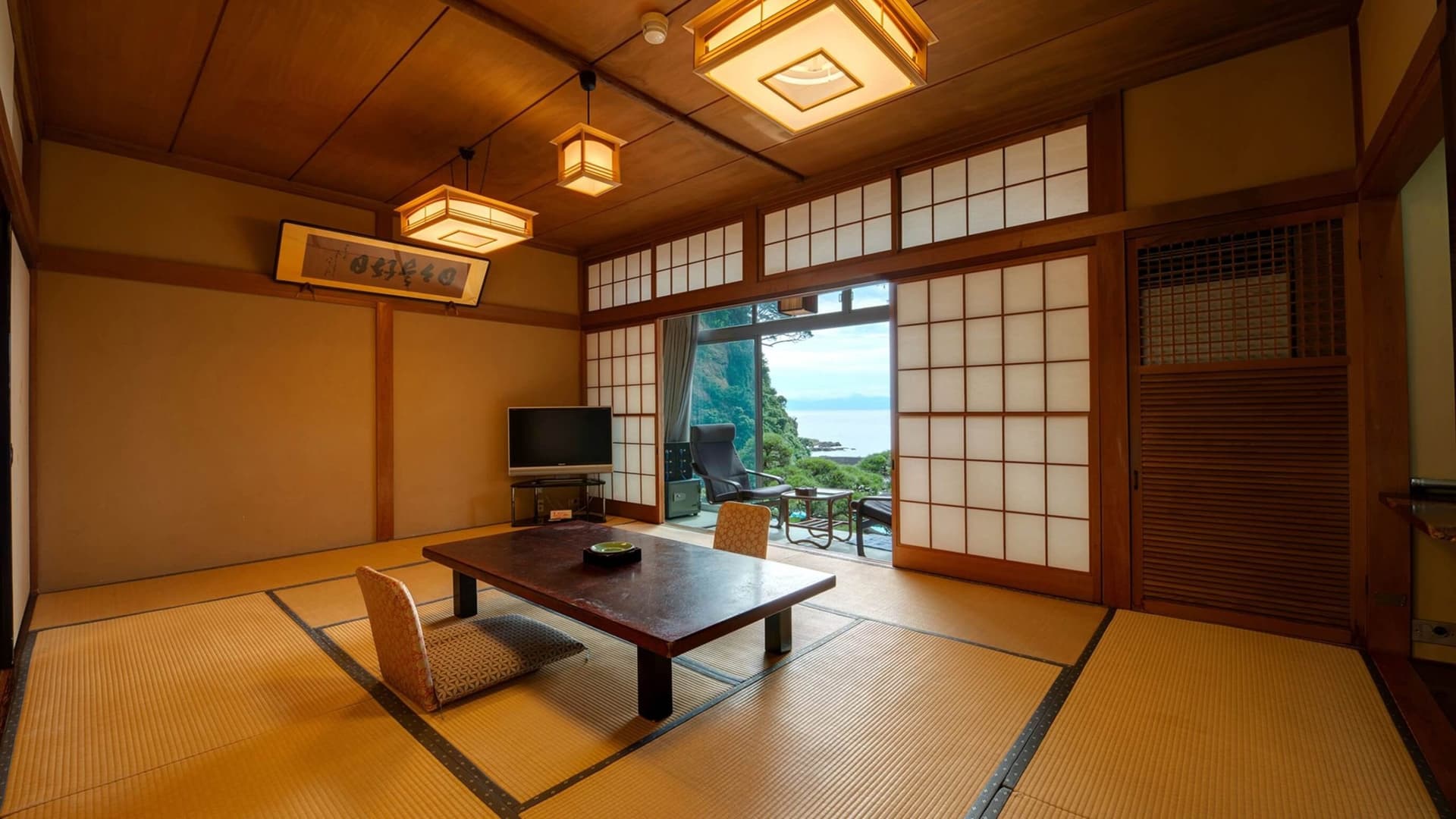 Summer-Only Poolside Rooms