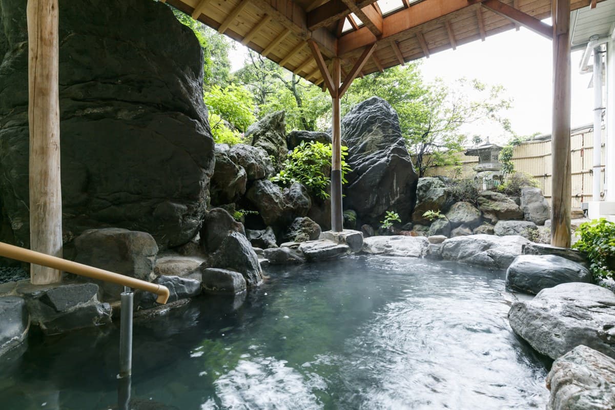 An Open-Air Bath Ringed by Rock