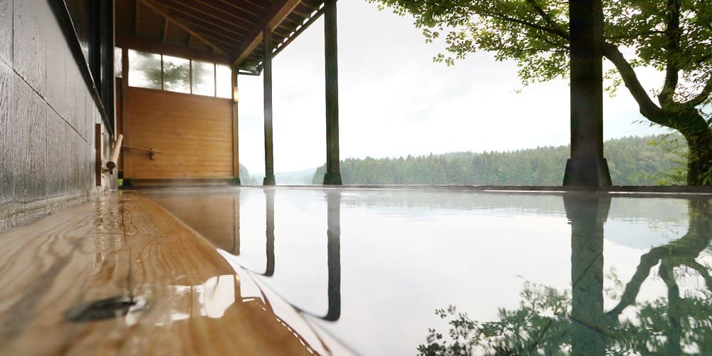 An open-air bath to the sound of the river