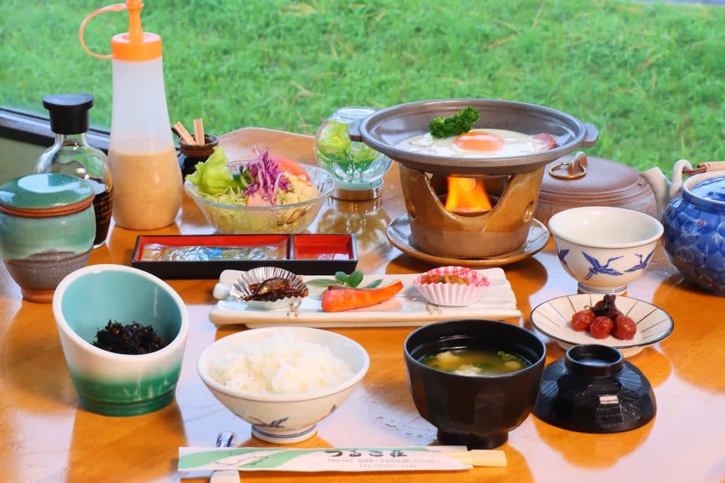 강을 바라보는 아침 식사