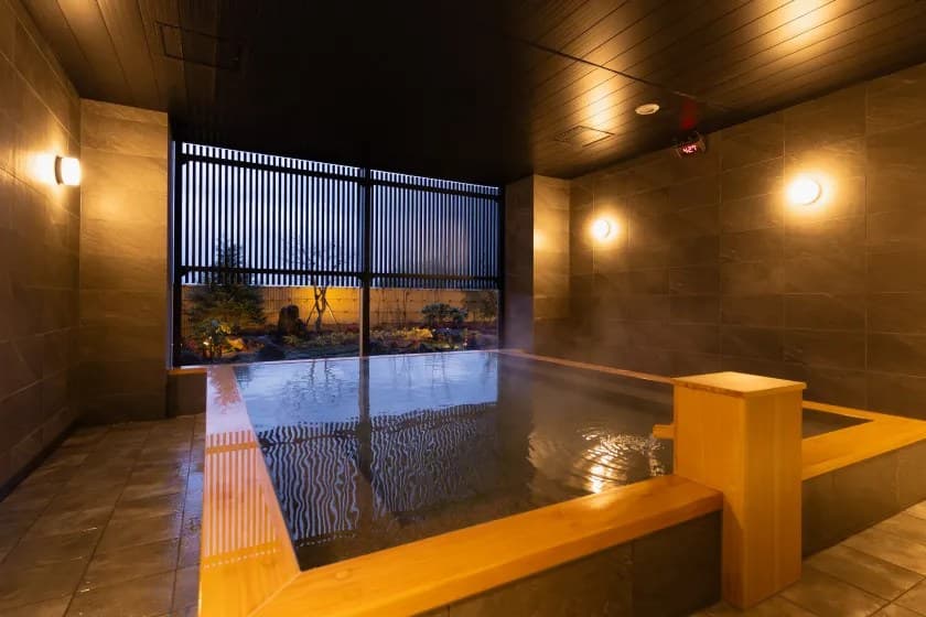 A Semi-Open-Air Main Bath Overlooking the Garden