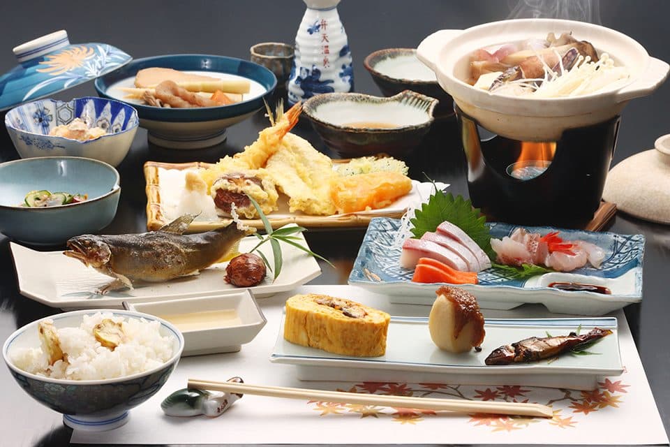 제철 산나물과 버섯의 도나미 요리