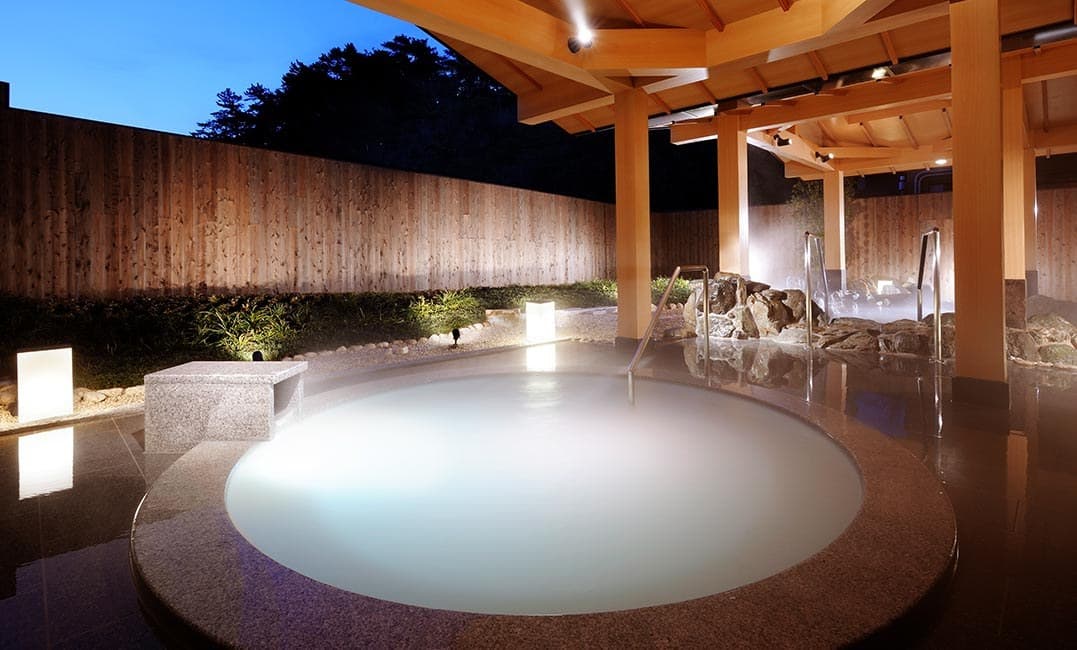 Pearl Aurora baths, fitting for pearl country