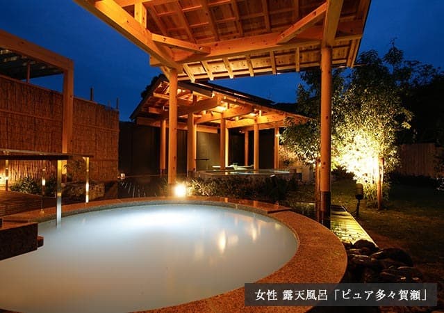An Open-Air Bath Embracing the Sea