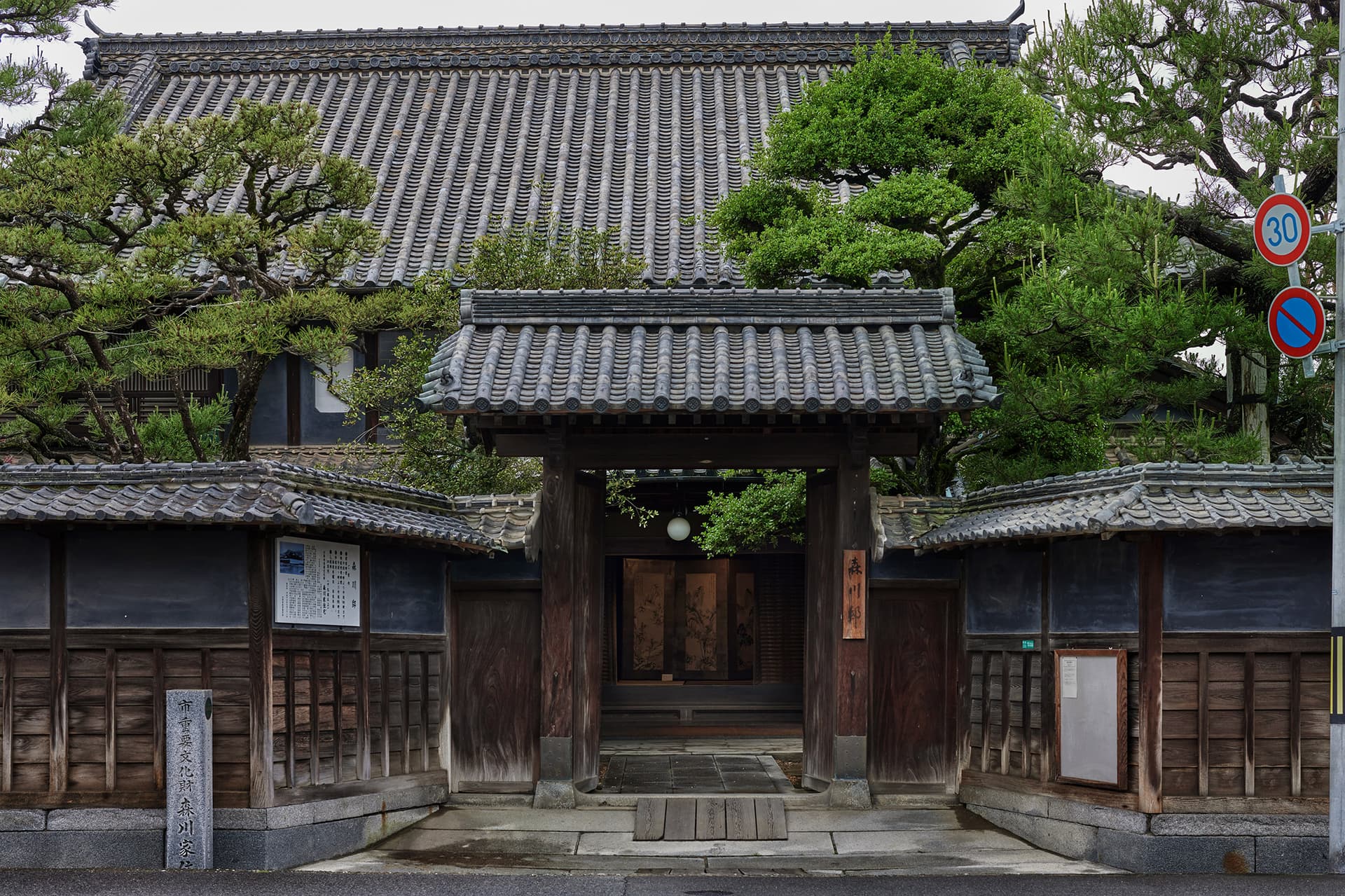 A Club Lounge Steeped in Local Sake Culture