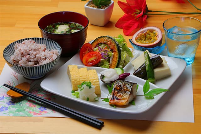 A Japanese Breakfast Made from Island Ingredients