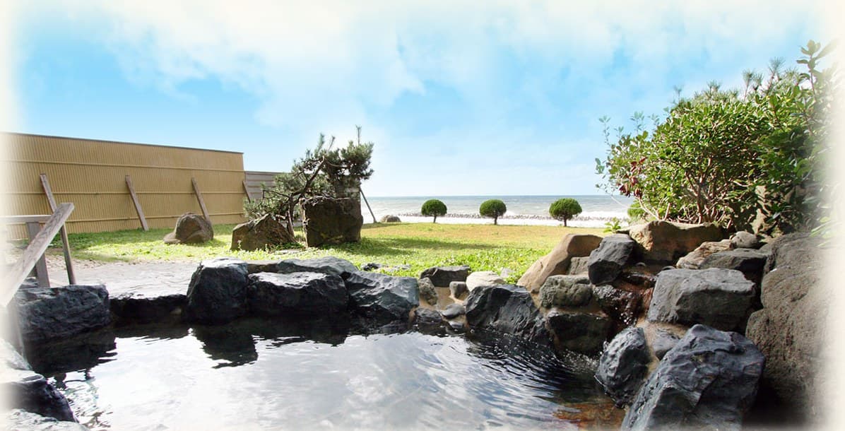 A Scenic Open-Air Bath on the Sea of Japan