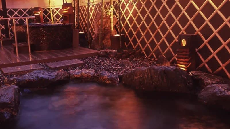 Not a Natural Hot Spring, But a Varied Bathing Experience