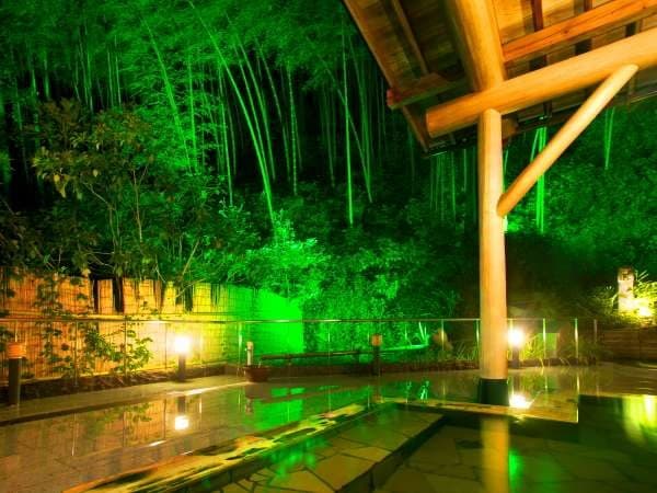 A 100% Natural Open-Air Bath Facing a Bamboo Grove