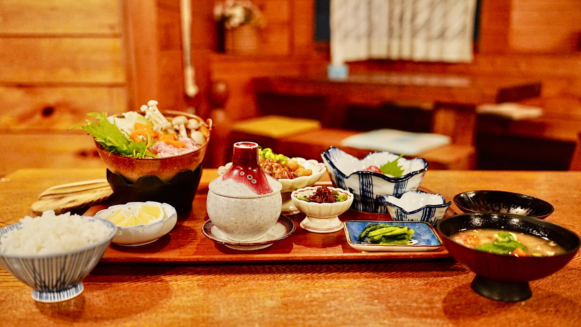 용천수와 산의 식재로 차린 저녁