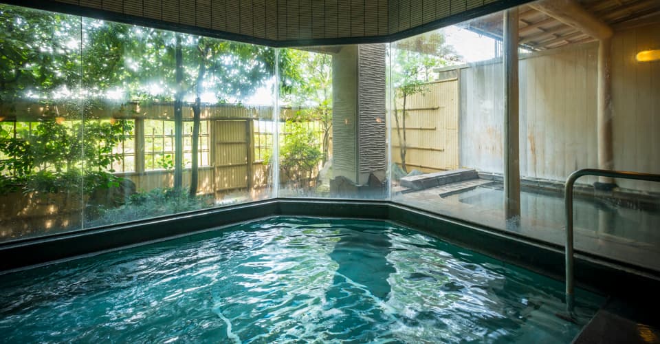 Garden open-air baths and drinkable spring water