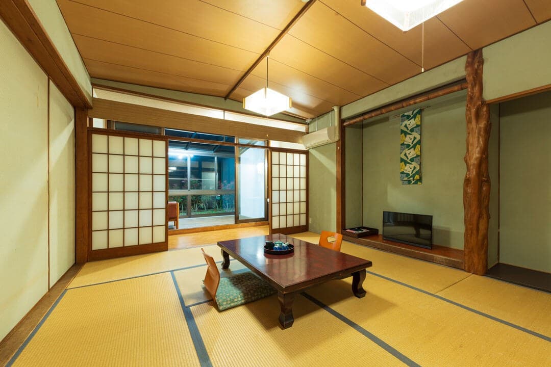 A wide tatami hall for gatherings