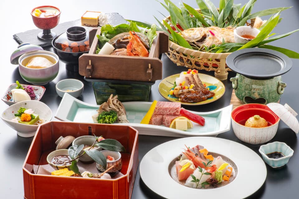 Kaiseki holding Kaga's four seasons