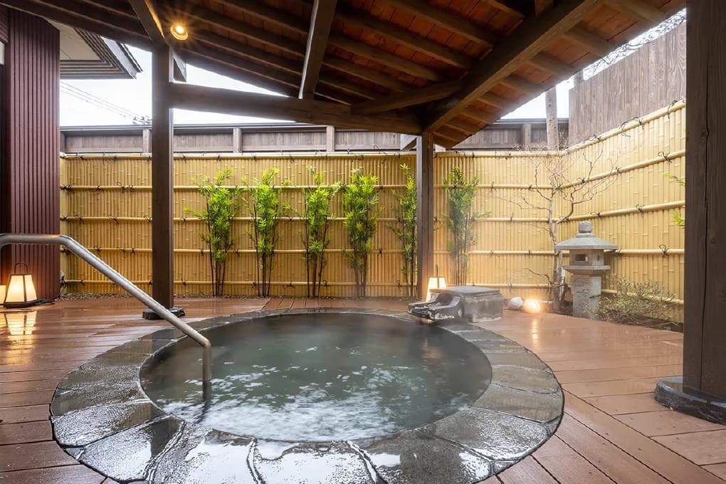 Open-air baths through the seasons