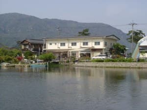 본관과 별관, 정겨운 민슈쿠