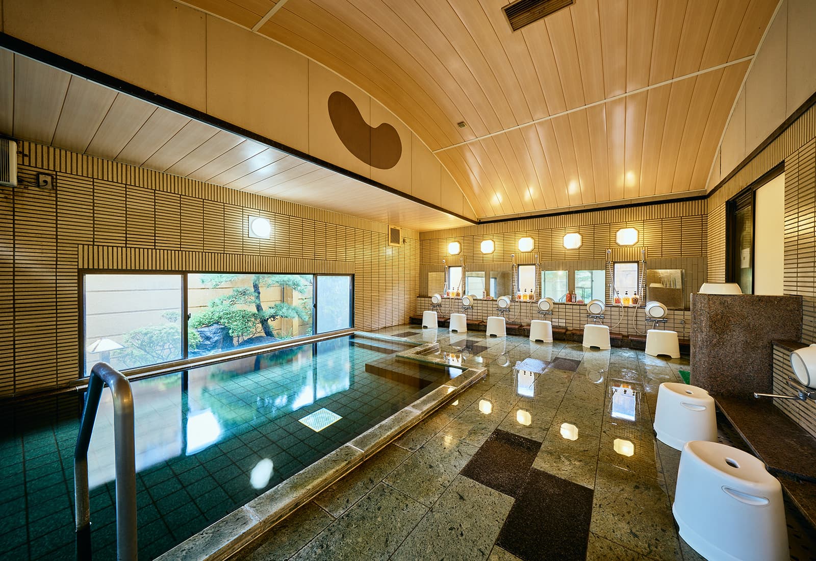 Open-air baths through the seasons
