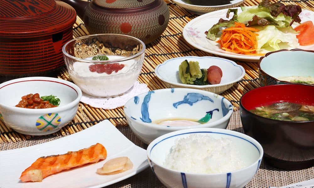 아침 식사와 지역 술