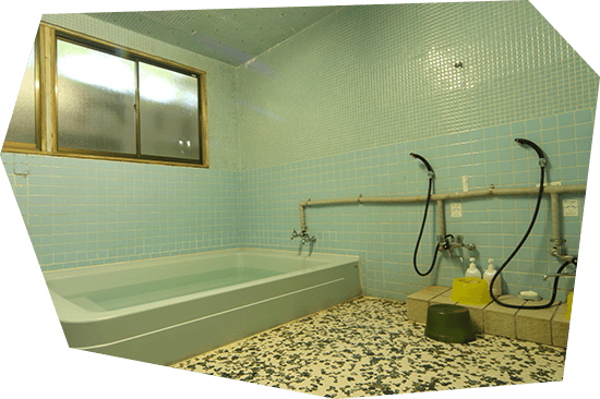 A Broad Showa-Era Bath and an Izakaya