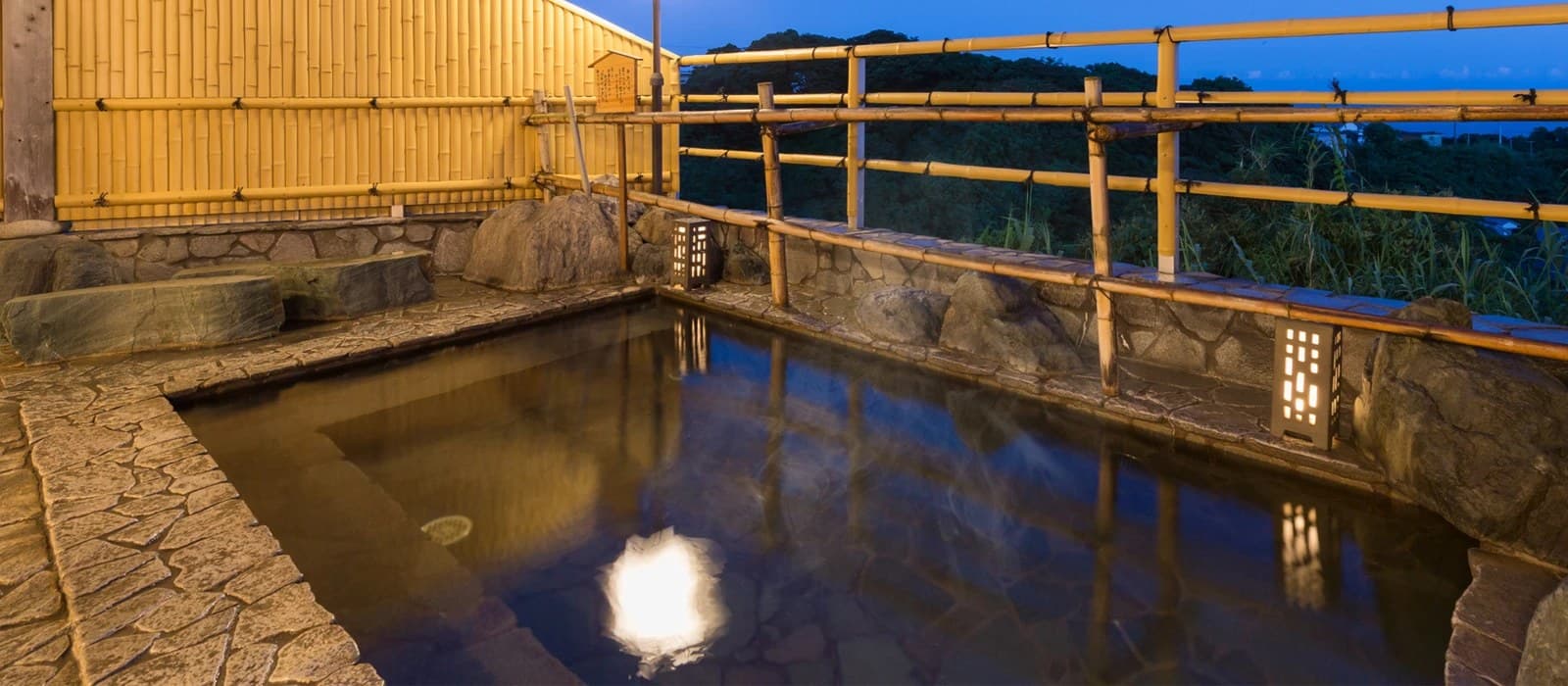A Main Bath Facing the Horizon