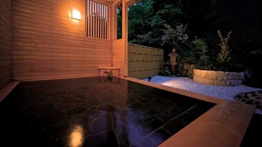 An Open-Air Bath in the Breeze