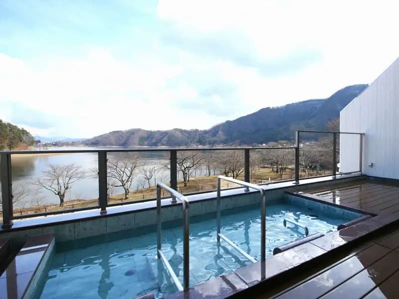 Open-Air Baths Above the Lake