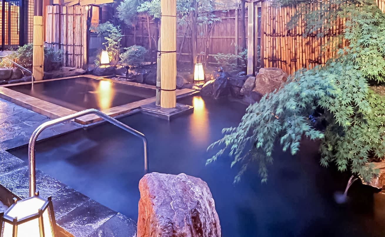 An Open-Air Bath in the Breeze