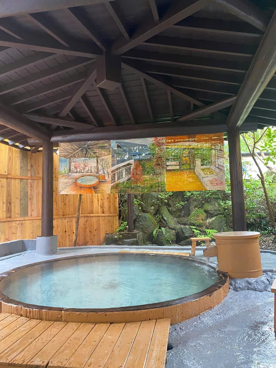 An Open-Air Bath in the Trees