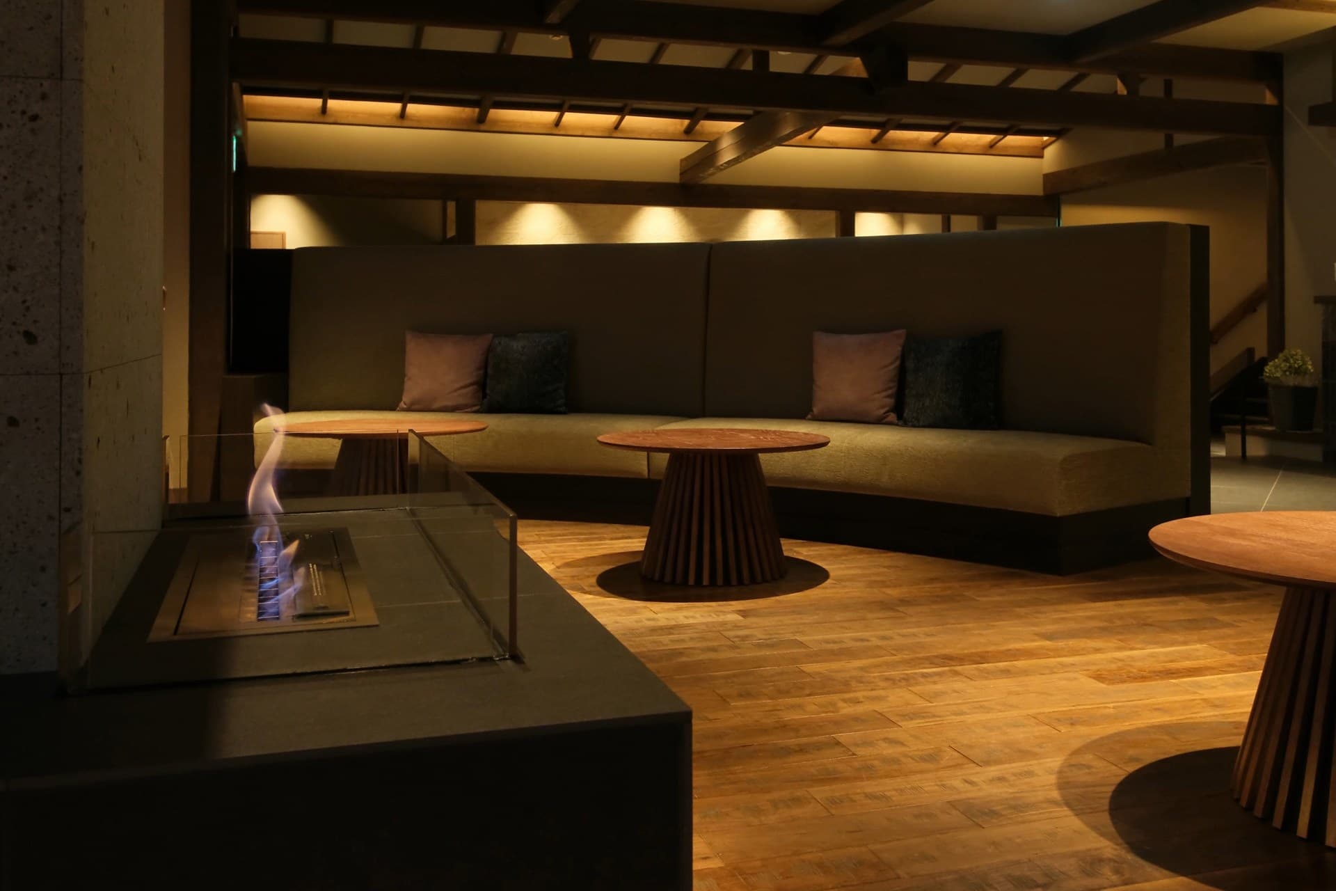 A Retro-Modern Lounge
