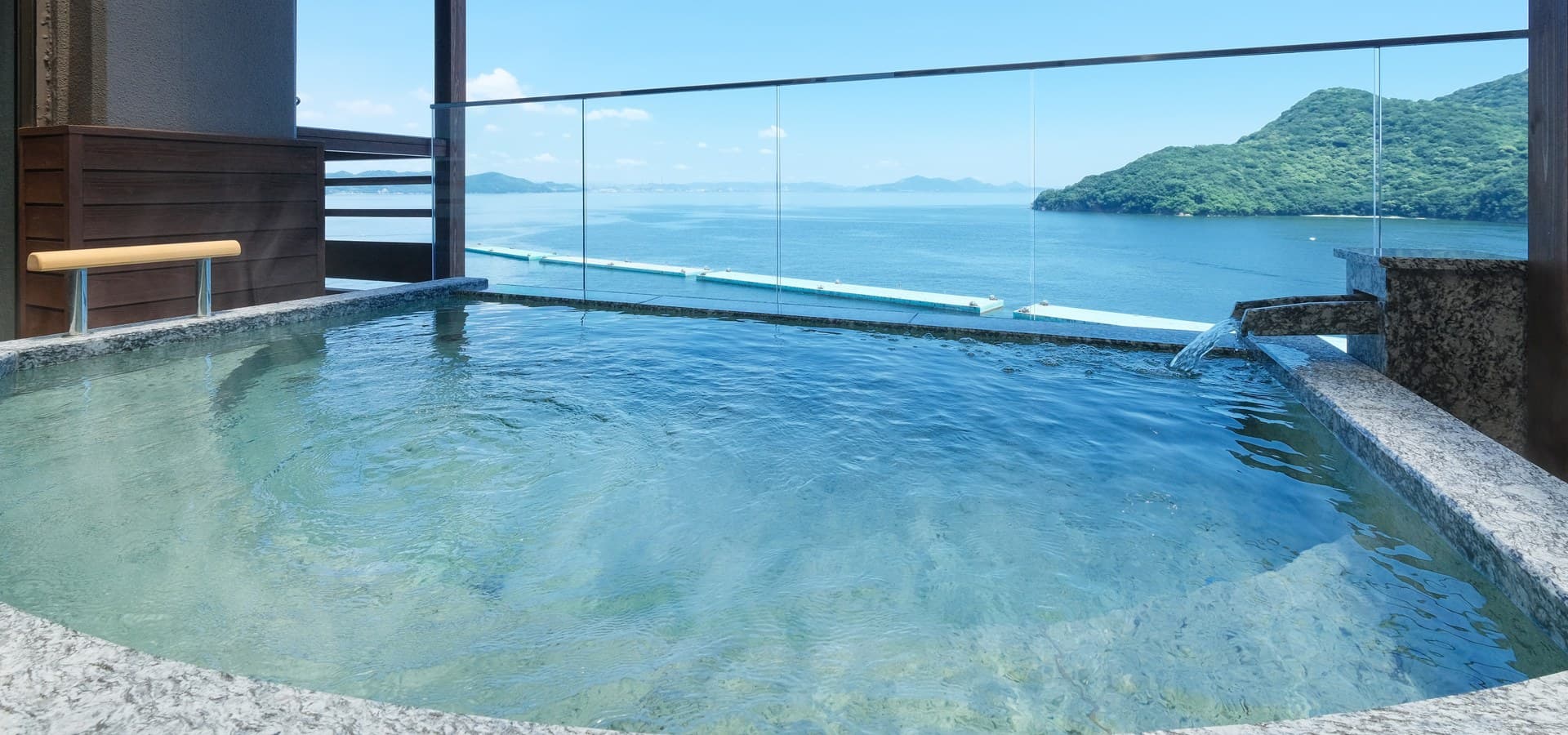 A Scenic Infinity-Style Open-Air Bath