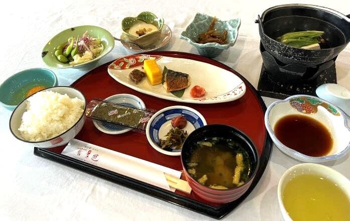 제철 식재료의 정성 요리
