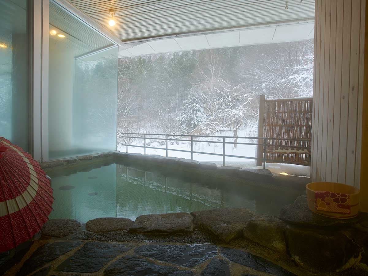Open-Air Baths Through the Seasons