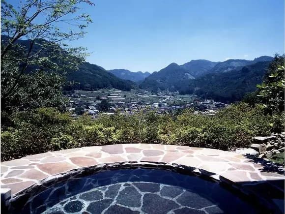 Open-Air and Private Baths That Change Daily